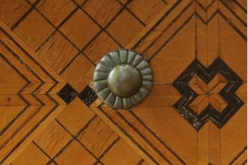 和製アンティーク　激レア　希少!!　戦前　時代物　置いてあるだけで絵になる箱根細工の人形棚(飾り棚、箱根寄木細工、茶棚、茶箪笥、収納棚、戸棚)(R-079924)