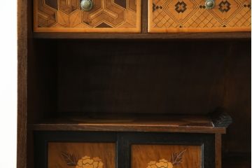 和製アンティーク　激レア　希少!!　戦前　時代物　置いてあるだけで絵になる箱根細工の人形棚(飾り棚、箱根寄木細工、茶棚、茶箪笥、収納棚、戸棚)(R-079924)