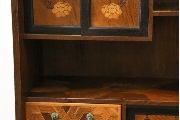 和製アンティーク　激レア　希少!!　戦前　時代物　置いてあるだけで絵になる箱根細工の人形棚(飾り棚、箱根寄木細工、茶棚、茶箪笥、収納棚、戸棚)(R-079924)
