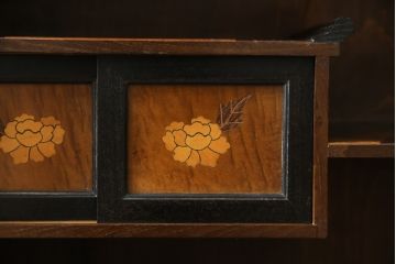 和製アンティーク　激レア　希少!!　戦前　時代物　置いてあるだけで絵になる箱根細工の人形棚(飾り棚、箱根寄木細工、茶棚、茶箪笥、収納棚、戸棚)(R-079924)