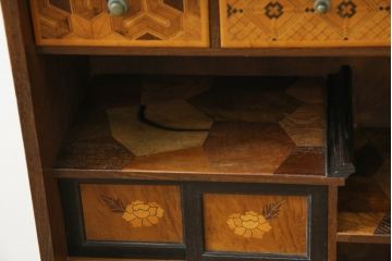 和製アンティーク　激レア　希少!!　戦前　時代物　置いてあるだけで絵になる箱根細工の人形棚(飾り棚、箱根寄木細工、茶棚、茶箪笥、収納棚、戸棚)(R-079924)
