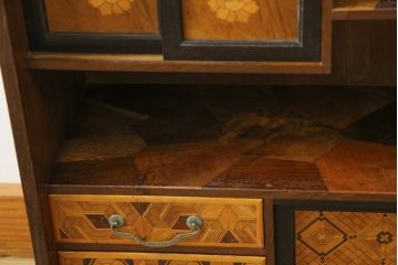 和製アンティーク　激レア　希少!!　戦前　時代物　置いてあるだけで絵になる箱根細工の人形棚(飾り棚、箱根寄木細工、茶棚、茶箪笥、収納棚、戸棚)(R-079924)