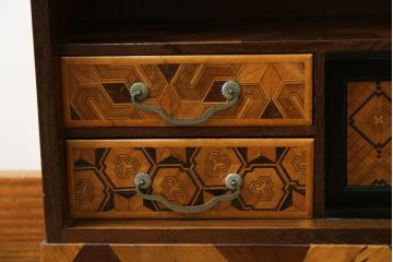 和製アンティーク　激レア　希少!!　戦前　時代物　置いてあるだけで絵になる箱根細工の人形棚(飾り棚、箱根寄木細工、茶棚、茶箪笥、収納棚、戸棚)(R-079924)
