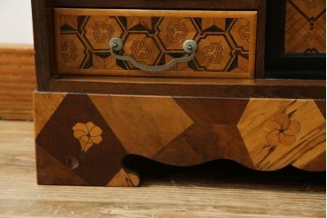和製アンティーク　激レア　希少!!　戦前　時代物　置いてあるだけで絵になる箱根細工の人形棚(飾り棚、箱根寄木細工、茶棚、茶箪笥、収納棚、戸棚)(R-079924)