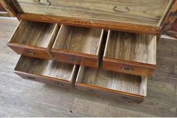 和製アンティーク　高級品!!　新潟産　前面欅(ケヤキ)材　玉杢　黒柿材　漆塗り　表情豊かな木材の魅力をふんだんに味わえる和箪笥(衣装タンス、整理箪笥、収納箪笥、観音箪笥、時代箪笥、引き出し、チェスト)(R-079925)