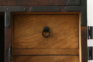 和製アンティーク　明治大正期　前面欅(ケヤキ)材　玉杢　美しい杢目と重厚な金具が魅力的な新潟帳場箪笥(和たんす、収納タンス、整理箪笥、時代箪笥、引き出し、戸棚、収納棚)(R-079926)