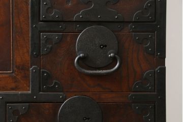 和製アンティーク　明治大正期　前面欅(ケヤキ)材　玉杢　美しい杢目と重厚な金具が魅力的な新潟帳場箪笥(和たんす、収納タンス、整理箪笥、時代箪笥、引き出し、戸棚、収納棚)(R-079926)