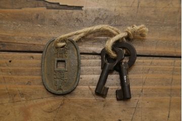 和製アンティーク　明治大正期　前面欅(ケヤキ)材　玉杢　美しい杢目と重厚な金具が魅力的な新潟帳場箪笥(和たんす、収納タンス、整理箪笥、時代箪笥、引き出し、戸棚、収納棚)(R-079926)