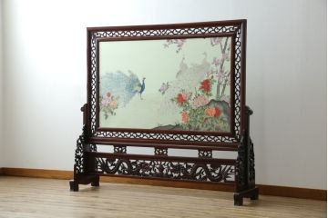 アジアンビンテージ　中国古玩　特大!!　高級品　花梨(カリン)材　緻密な双龍の透かし彫刻入り　両面ガラス　木蓮(モクレン)　牡丹に孔雀図　鮮やかな刺繍絵をあしらった衝立て(衝い立て、パーテーション、つい立て、間仕切り、ディスプレイ、ヴィンテージ)(R-079930)