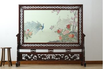 アジアンビンテージ　中国古玩　特大!!　高級品　花梨(カリン)材　緻密な双龍の透かし彫刻入り　両面ガラス　木蓮(モクレン)　牡丹に孔雀図　鮮やかな刺繍絵をあしらった衝立て(衝い立て、パーテーション、つい立て、間仕切り、ディスプレイ、ヴィンテージ)(R-079930)