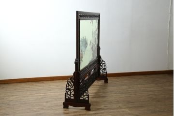 アジアンビンテージ　中国古玩　特大!!　高級品　花梨(カリン)材　緻密な双龍の透かし彫刻入り　両面ガラス　木蓮(モクレン)　牡丹に孔雀図　鮮やかな刺繍絵をあしらった衝立て(衝い立て、パーテーション、つい立て、間仕切り、ディスプレイ、ヴィンテージ)(R-079930)