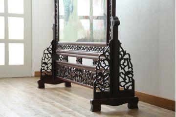アジアンビンテージ　中国古玩　特大!!　高級品　花梨(カリン)材　緻密な双龍の透かし彫刻入り　両面ガラス　木蓮(モクレン)　牡丹に孔雀図　鮮やかな刺繍絵をあしらった衝立て(衝い立て、パーテーション、つい立て、間仕切り、ディスプレイ、ヴィンテージ)(R-079930)