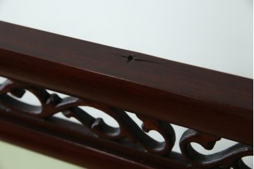 アジアンビンテージ　中国古玩　特大!!　高級品　花梨(カリン)材　緻密な双龍の透かし彫刻入り　両面ガラス　木蓮(モクレン)　牡丹に孔雀図　鮮やかな刺繍絵をあしらった衝立て(衝い立て、パーテーション、つい立て、間仕切り、ディスプレイ、ヴィンテージ)(R-079930)