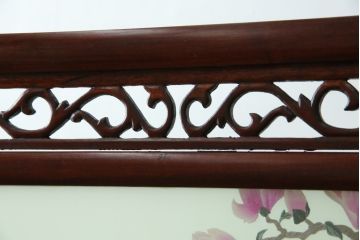アジアンビンテージ　中国古玩　特大!!　高級品　花梨(カリン)材　緻密な双龍の透かし彫刻入り　両面ガラス　木蓮(モクレン)　牡丹に孔雀図　鮮やかな刺繍絵をあしらった衝立て(衝い立て、パーテーション、つい立て、間仕切り、ディスプレイ、ヴィンテージ)(R-079930)