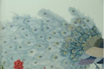 アジアンビンテージ　中国古玩　特大!!　高級品　花梨(カリン)材　緻密な双龍の透かし彫刻入り　両面ガラス　木蓮(モクレン)　牡丹に孔雀図　鮮やかな刺繍絵をあしらった衝立て(衝い立て、パーテーション、つい立て、間仕切り、ディスプレイ、ヴィンテージ)(R-079930)
