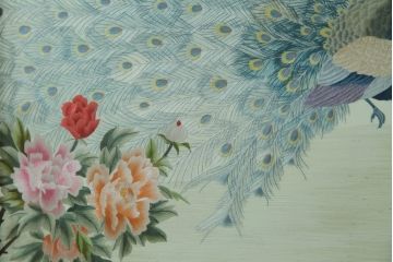 アジアンビンテージ　中国古玩　特大!!　高級品　花梨(カリン)材　緻密な双龍の透かし彫刻入り　両面ガラス　木蓮(モクレン)　牡丹に孔雀図　鮮やかな刺繍絵をあしらった衝立て(衝い立て、パーテーション、つい立て、間仕切り、ディスプレイ、ヴィンテージ)(R-079930)