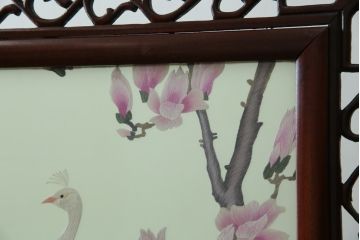 アジアンビンテージ　中国古玩　特大!!　高級品　花梨(カリン)材　緻密な双龍の透かし彫刻入り　両面ガラス　木蓮(モクレン)　牡丹に孔雀図　鮮やかな刺繍絵をあしらった衝立て(衝い立て、パーテーション、つい立て、間仕切り、ディスプレイ、ヴィンテージ)(R-079930)