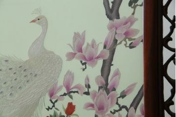 アジアンビンテージ　中国古玩　特大!!　高級品　花梨(カリン)材　緻密な双龍の透かし彫刻入り　両面ガラス　木蓮(モクレン)　牡丹に孔雀図　鮮やかな刺繍絵をあしらった衝立て(衝い立て、パーテーション、つい立て、間仕切り、ディスプレイ、ヴィンテージ)(R-079930)