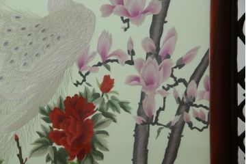 アジアンビンテージ　中国古玩　特大!!　高級品　花梨(カリン)材　緻密な双龍の透かし彫刻入り　両面ガラス　木蓮(モクレン)　牡丹に孔雀図　鮮やかな刺繍絵をあしらった衝立て(衝い立て、パーテーション、つい立て、間仕切り、ディスプレイ、ヴィンテージ)(R-079930)