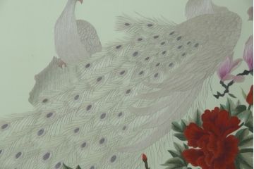 アジアンビンテージ　中国古玩　特大!!　高級品　花梨(カリン)材　緻密な双龍の透かし彫刻入り　両面ガラス　木蓮(モクレン)　牡丹に孔雀図　鮮やかな刺繍絵をあしらった衝立て(衝い立て、パーテーション、つい立て、間仕切り、ディスプレイ、ヴィンテージ)(R-079930)