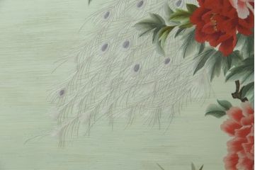 アジアンビンテージ　中国古玩　特大!!　高級品　花梨(カリン)材　緻密な双龍の透かし彫刻入り　両面ガラス　木蓮(モクレン)　牡丹に孔雀図　鮮やかな刺繍絵をあしらった衝立て(衝い立て、パーテーション、つい立て、間仕切り、ディスプレイ、ヴィンテージ)(R-079930)