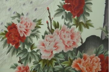 アジアンビンテージ　中国古玩　特大!!　高級品　花梨(カリン)材　緻密な双龍の透かし彫刻入り　両面ガラス　木蓮(モクレン)　牡丹に孔雀図　鮮やかな刺繍絵をあしらった衝立て(衝い立て、パーテーション、つい立て、間仕切り、ディスプレイ、ヴィンテージ)(R-079930)