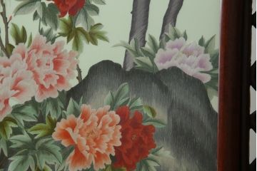 アジアンビンテージ　中国古玩　特大!!　高級品　花梨(カリン)材　緻密な双龍の透かし彫刻入り　両面ガラス　木蓮(モクレン)　牡丹に孔雀図　鮮やかな刺繍絵をあしらった衝立て(衝い立て、パーテーション、つい立て、間仕切り、ディスプレイ、ヴィンテージ)(R-079930)