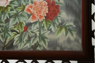 アジアンビンテージ　中国古玩　特大!!　高級品　花梨(カリン)材　緻密な双龍の透かし彫刻入り　両面ガラス　木蓮(モクレン)　牡丹に孔雀図　鮮やかな刺繍絵をあしらった衝立て(衝い立て、パーテーション、つい立て、間仕切り、ディスプレイ、ヴィンテージ)(R-079930)