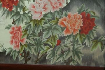 アジアンビンテージ　中国古玩　特大!!　高級品　花梨(カリン)材　緻密な双龍の透かし彫刻入り　両面ガラス　木蓮(モクレン)　牡丹に孔雀図　鮮やかな刺繍絵をあしらった衝立て(衝い立て、パーテーション、つい立て、間仕切り、ディスプレイ、ヴィンテージ)(R-079930)
