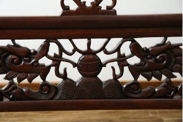 アジアンビンテージ　中国古玩　特大!!　高級品　花梨(カリン)材　緻密な双龍の透かし彫刻入り　両面ガラス　木蓮(モクレン)　牡丹に孔雀図　鮮やかな刺繍絵をあしらった衝立て(衝い立て、パーテーション、つい立て、間仕切り、ディスプレイ、ヴィンテージ)(R-079930)