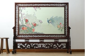 アジアンビンテージ　中国古玩　特大!!　高級品　花梨(カリン)材　緻密な双龍の透かし彫刻入り　両面ガラス　木蓮(モクレン)　牡丹に孔雀図　鮮やかな刺繍絵をあしらった衝立て(衝い立て、パーテーション、つい立て、間仕切り、ディスプレイ、ヴィンテージ)(R-079930)