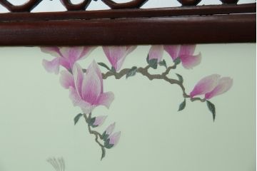 アジアンビンテージ　中国古玩　特大!!　高級品　花梨(カリン)材　緻密な双龍の透かし彫刻入り　両面ガラス　木蓮(モクレン)　牡丹に孔雀図　鮮やかな刺繍絵をあしらった衝立て(衝い立て、パーテーション、つい立て、間仕切り、ディスプレイ、ヴィンテージ)(R-079930)