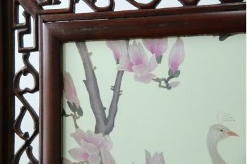 アジアンビンテージ　中国古玩　特大!!　高級品　花梨(カリン)材　緻密な双龍の透かし彫刻入り　両面ガラス　木蓮(モクレン)　牡丹に孔雀図　鮮やかな刺繍絵をあしらった衝立て(衝い立て、パーテーション、つい立て、間仕切り、ディスプレイ、ヴィンテージ)(R-079930)