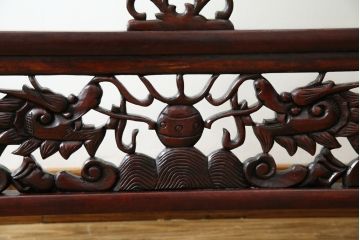 アジアンビンテージ　中国古玩　特大!!　高級品　花梨(カリン)材　緻密な双龍の透かし彫刻入り　両面ガラス　木蓮(モクレン)　牡丹に孔雀図　鮮やかな刺繍絵をあしらった衝立て(衝い立て、パーテーション、つい立て、間仕切り、ディスプレイ、ヴィンテージ)(R-079930)