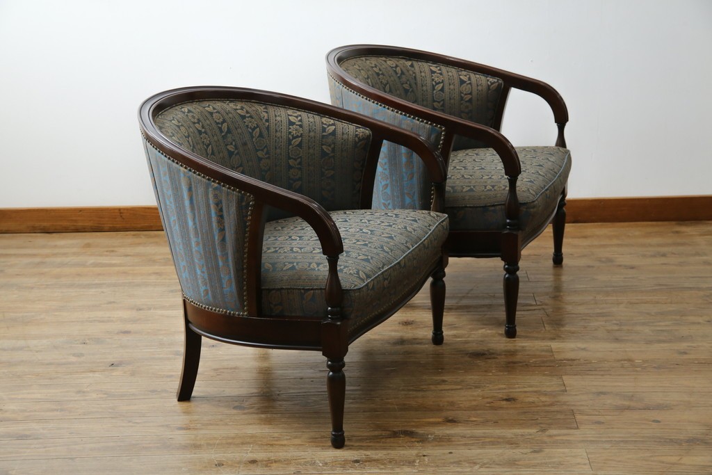 中古　maruni(マルニ木工)　KENT-COURT(ケントコート)　随所に施された上品な意匠が魅力的な1Pソファ2脚セット　定価2脚で約44万円　(R-079932)