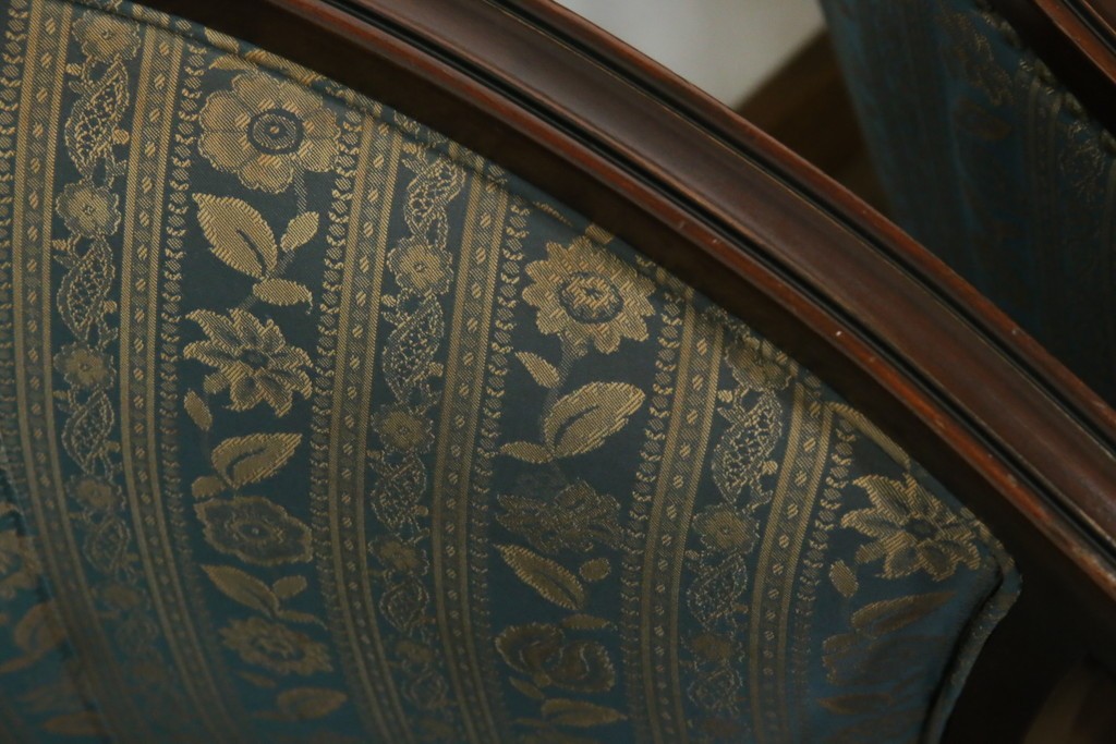 中古　maruni(マルニ木工)　KENT-COURT(ケントコート)　随所に施された上品な意匠が魅力的な1Pソファ2脚セット　定価2脚で約44万円　(R-079932)