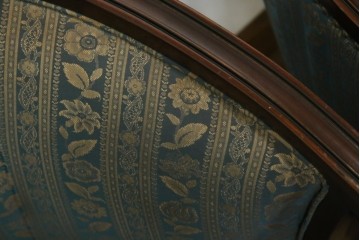 中古　maruni(マルニ木工)　KENT-COURT(ケントコート)　随所に施された上品な意匠が魅力的な1Pソファ2脚セット　定価2脚で約44万円　(R-079932)