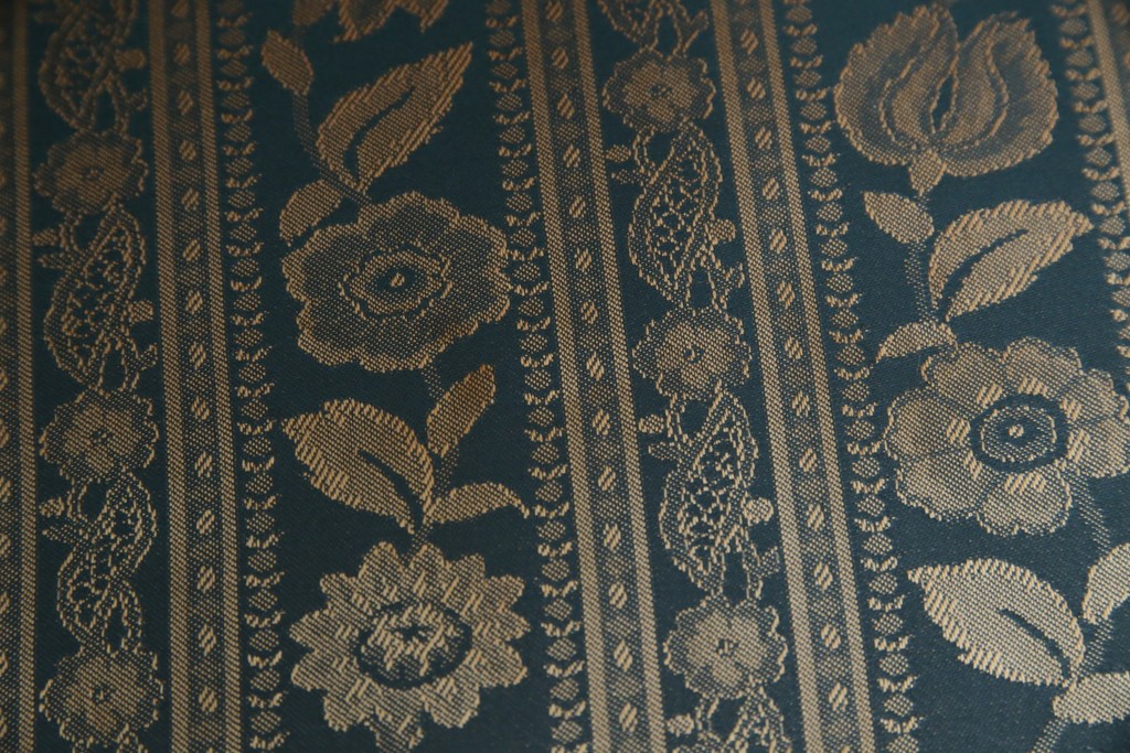 中古　maruni(マルニ木工)　KENT-COURT(ケントコート)　随所に施された上品な意匠が魅力的な1Pソファ2脚セット　定価2脚で約44万円　(R-079932)