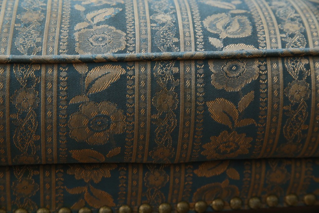 中古　maruni(マルニ木工)　KENT-COURT(ケントコート)　随所に施された上品な意匠が魅力的な1Pソファ2脚セット　定価2脚で約44万円　(R-079932)