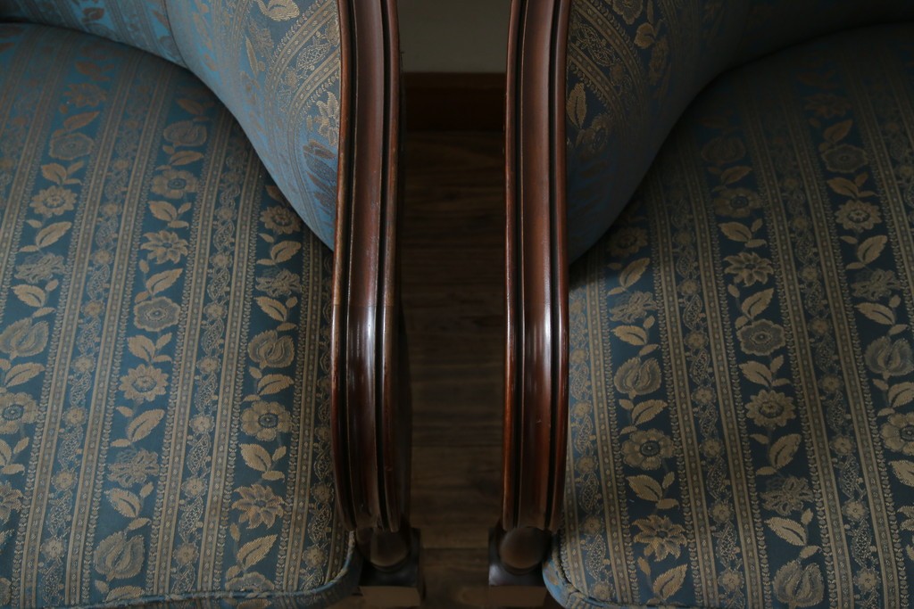 中古　maruni(マルニ木工)　KENT-COURT(ケントコート)　随所に施された上品な意匠が魅力的な1Pソファ2脚セット　定価2脚で約44万円　(R-079932)