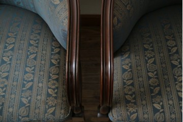 中古　maruni(マルニ木工)　KENT-COURT(ケントコート)　随所に施された上品な意匠が魅力的な1Pソファ2脚セット　定価2脚で約44万円　(R-079932)