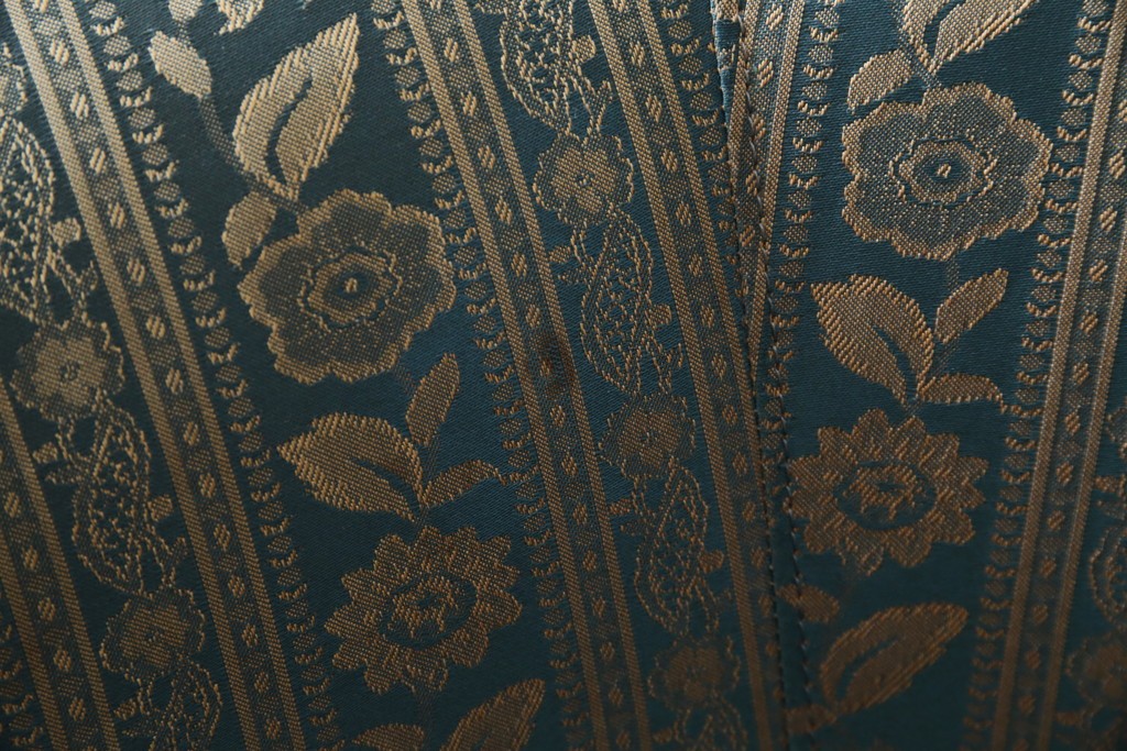 中古　maruni(マルニ木工)　KENT-COURT(ケントコート)　随所に施された上品な意匠が魅力的な1Pソファ2脚セット　定価2脚で約44万円　(R-079932)