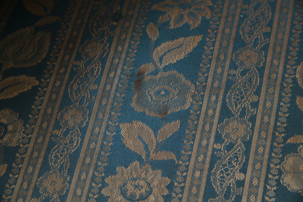 中古　maruni(マルニ木工)　KENT-COURT(ケントコート)　随所に施された上品な意匠が魅力的な1Pソファ2脚セット　定価2脚で約44万円　(R-079932)