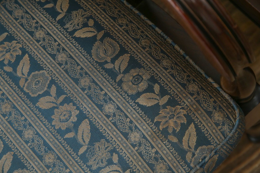 中古　maruni(マルニ木工)　KENT-COURT(ケントコート)　随所に施された上品な意匠が魅力的な1Pソファ2脚セット　定価2脚で約44万円　(R-079932)