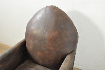 古い時代の本革(レザー)の風合いと鋲打ちデザインが素敵な1Pクラブソファ(アームソファ、一人掛けソファ、サロンチェア、イージーチェア、椅子、イス)(R-079938)