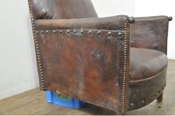 古い時代の本革(レザー)の風合いと鋲打ちデザインが素敵な1Pクラブソファ(アームソファ、一人掛けソファ、サロンチェア、イージーチェア、椅子、イス)(R-079938)