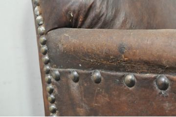 古い時代の本革(レザー)の風合いと鋲打ちデザインが素敵な1Pクラブソファ(アームソファ、一人掛けソファ、サロンチェア、イージーチェア、椅子、イス)(R-079938)