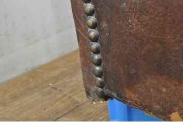 古い時代の本革(レザー)の風合いと鋲打ちデザインが素敵な1Pクラブソファ(アームソファ、一人掛けソファ、サロンチェア、イージーチェア、椅子、イス)(R-079938)