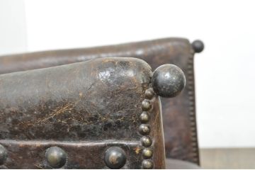 古い時代の本革(レザー)の風合いと鋲打ちデザインが素敵な1Pクラブソファ(アームソファ、一人掛けソファ、サロンチェア、イージーチェア、椅子、イス)(R-079938)