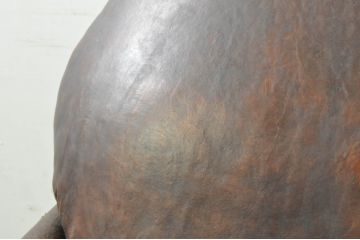 古い時代の本革(レザー)の風合いと鋲打ちデザインが素敵な1Pクラブソファ(アームソファ、一人掛けソファ、サロンチェア、イージーチェア、椅子、イス)(R-079938)